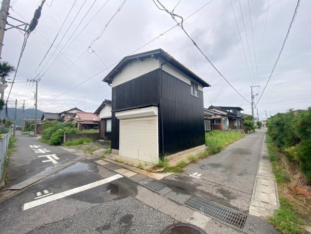境港市中野町収益戸建の前面道路含む現地写真|前面道路2.6ｍ～3.5ｍの角地になります。