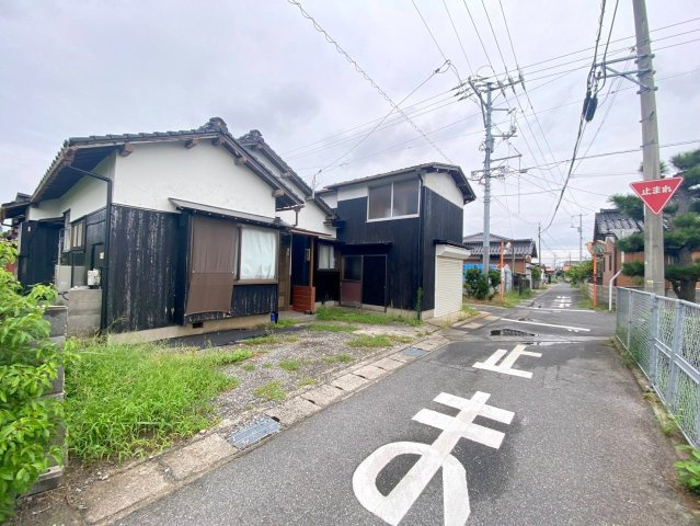 境港市中野町収益戸建の前面道路含む現地写真|前面道路は約3.5ｍになります。再建築時は道路中心から2ｍ後退になります。