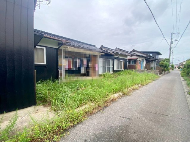 境港市中野町収益戸建の前面道路含む現地写真|前面道路は約2.6ｍになり、再建築時には道路中心より2ｍ後退になります。