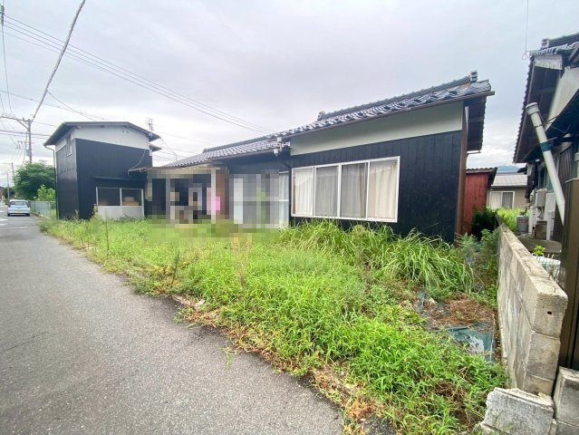 境港市中野町収益戸建の庭|庭兼駐車場として利用可能の敷地になります。