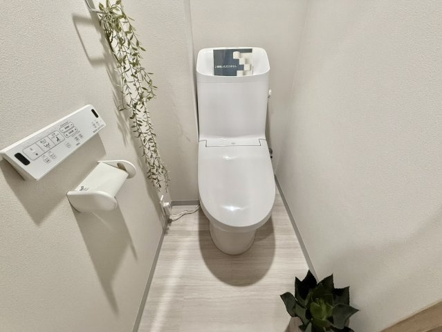 豊玉ハイライズのトイレ|ウォシュレット付きのトイレはいつも快適！

現地ご見学希望・資料請求などお気軽にお問い合わせ下さい！
03-5990-5201