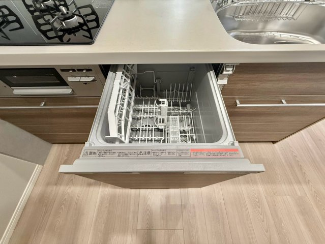豊玉ハイライズのキッチン|ビルトインタイプの食洗機付き！家事の時間と、手洗いに比べて使用水量も軽減します！

現地ご見学希望・資料請求などお気軽にお問い合わせ下さい！
03-5990-5201