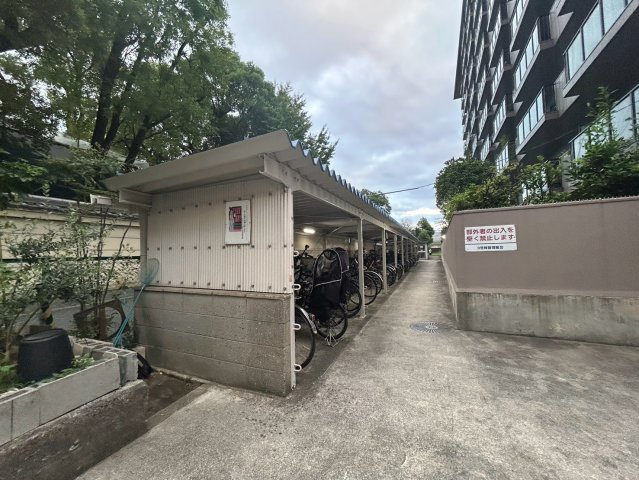 メガロコープ平野参号棟の駐輪場