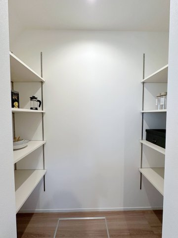 安佐南区伴東２丁目の収納|パントリー収納☆
可動棚で食材ストックや箱買いしたものの収納にも便利です♪