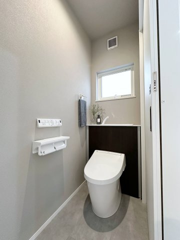 安佐南区伴東２丁目のトイレ|1階ウォシュレットトイレ☆
各階にウォシュレットトイレがついています♪