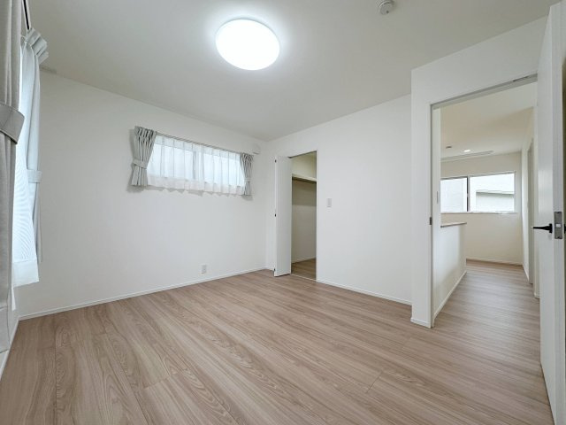 安佐南区伴東２丁目の寝室|広々とした6.75帖の主寝室☆