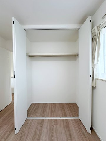 安佐南区伴東２丁目の収納|全居室収納☆
5.23帖洋室のクローゼットです♪