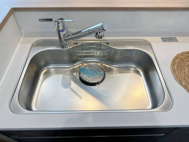 安佐南区伴東２丁目のキッチン|浄水機能付きステンレスシンク☆
ステンレスシンクは傷や汚れに強く、お手入れも簡単で使いやすいです♪
さらにワンタッチで浄水に切り替えができる為とても便利です！