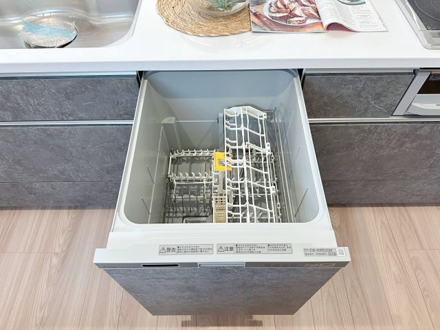 安佐南区伴東２丁目のキッチン|4人から5人分の食器洗浄乾燥機☆
水道代の節約にもなり、家事の時短もできる優れ物です♪
スライド式で上から全体が見えるため食器の出し入れもスムーズです♪
