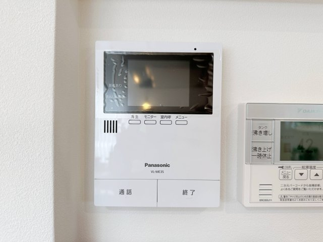 安佐南区伴東２丁目の防犯設備|ドアホン☆
来客があったとき、室内からカメラやマイクを使って相手や用件を確認できます。相手を事前に確認することができ、訪問販売対策や防犯面でも役に立つアイテムです♪