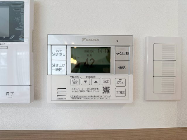 安佐南区伴東２丁目の発電・温水設備|給湯器リモコン☆
キッチンからお湯の温度調整やお風呂の操作ができるのでとても便利です♪