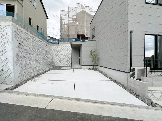 安佐南区伴東２丁目の駐車場|車は並列2台は駐車可能☆