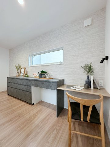 安佐南区伴東２丁目の収納|収納力のある大型カップボード☆
備え付けのため耐震性が高く地震の際にも倒れてくる心配はありません♪
キッチンと同じカラーリングのため統一感もあります！