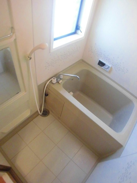世田谷区経堂５丁目の賃貸マンションの浴室|窓がある浴室っていいですね！
