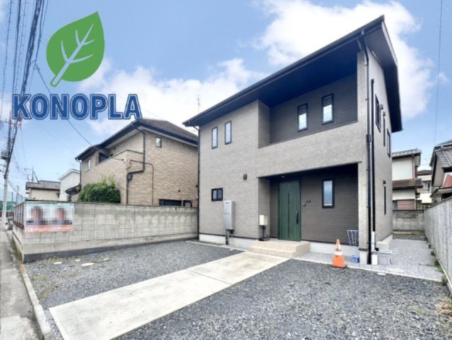 【中古戸建】足利市伊勢南町の外観|■外観｜昼は青空に、夕暮れ時はやわらかな光に映える美しい外壁です。スタイリッシュな外観が住まいの存在感を引き立てます♪