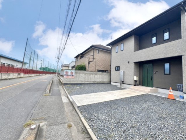 【中古戸建】足利市伊勢南町の外観|■外観｜前面道路が広く見渡しが良いため、車の出入りやすれ違いもスムーズで日々の運転も安心して行えます♪