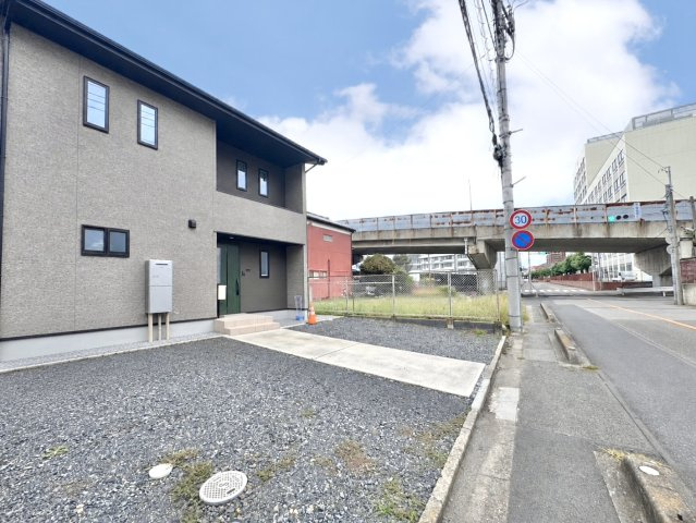 【中古戸建】足利市伊勢南町の外観|■外観｜周囲の見渡しが良く、車の出入りの際も安全確認がしやすいため、小さなお子様がいるご家庭でも安心です♪