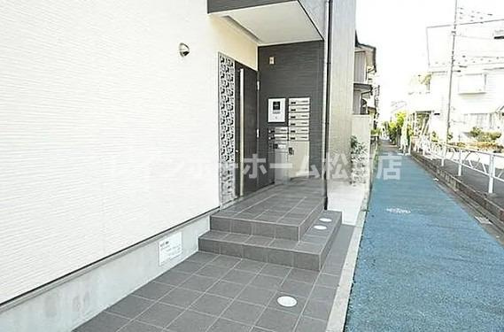 RIZEST 草加のエントランス|落ち着いたエントランスです