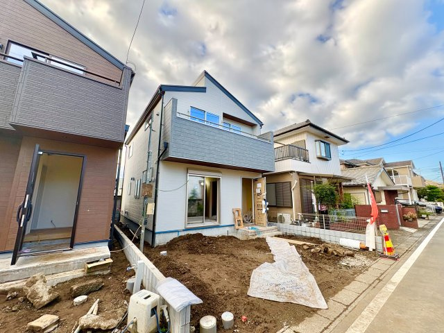 《仲介手数料半額》鶴ヶ島鶴ケ丘第五　1号棟の前面道路含む現地写真