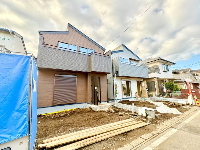 《仲介手数料半額》鶴ヶ島鶴ケ丘第五　2号棟の前面道路含む現地写真
