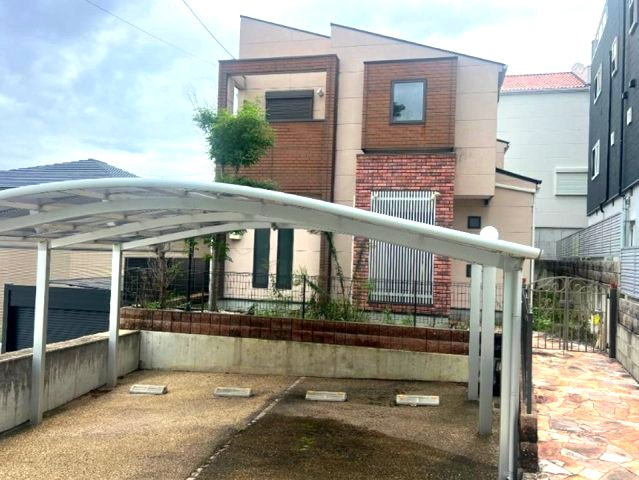 雲雀丘1丁目の玄関|上質感漂う玄関へのアプローチ。居住者の帰り、訪れる方を優しく迎える・安らぎに満ちた生活空間を予感させる。健やかな暮らしを楽しめそう
