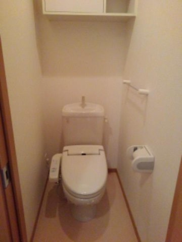 トレスアールヴォレ　Ｃのトイレ|落ち着いた色調のトイレです