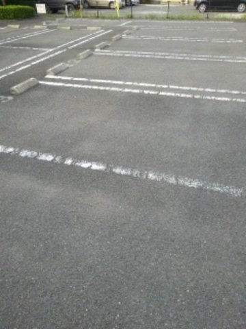 トレスアールヴォレ　Ｃの駐車場|車をお持ちの方に嬉しい駐車場付きの物件です