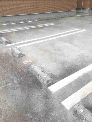 エルハーベン加茂宮Ａの駐車場|駐車場があるので、車を買う予定の方も安心です