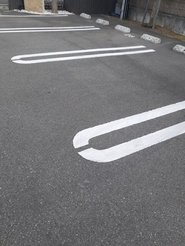 グランコート国府の駐車場|駐車スペースもあります
