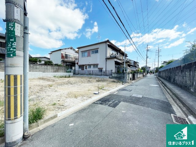 ■高槻市西冠　新築一戸建ての前面道路含む現地写真|周辺は落ち着いた街並みの住宅地！子育てがしやすい住環境です！まだ未完成ですが、現地でしかわからない事もございます。是非一度ご覧ください。
