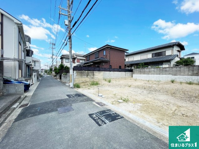 ■高槻市西冠　新築一戸建ての前面道路含む現地写真|周辺は落ち着いた街並みの住宅地！子育てがしやすい住環境です！まだ未完成ですが、現地でしかわからない事もございます。是非一度ご覧ください。