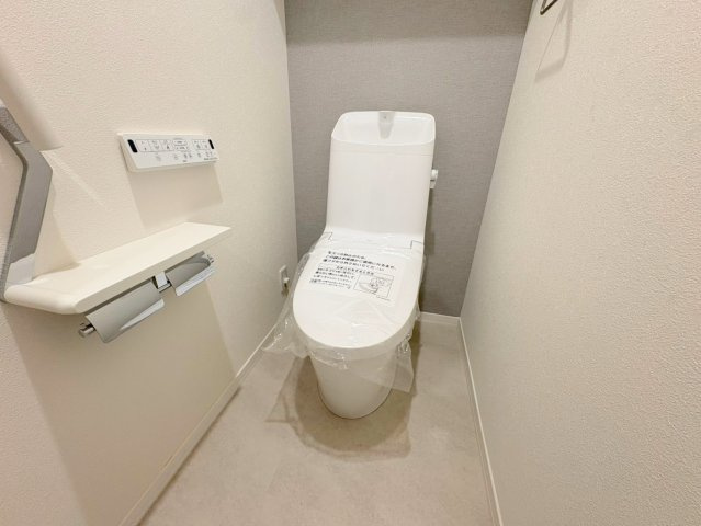 ガーデンハウス宝塚A棟のトイレ|落ち着いた色調のトイレです