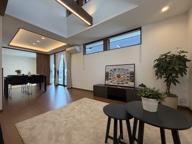 橿原市曲川町　新築(全3区画）1号地 モデルハウスの居間・リビング