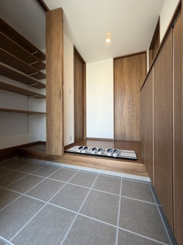 橿原市曲川町　新築(全3区画）1号地 モデルハウスの玄関|シューズクロークがあり広々収納(^^♪