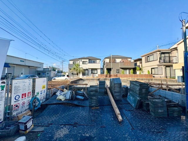 《仲介手数料半額》鶴ヶ島市脚折町 11期 全3棟　2号棟の前面道路含む現地写真