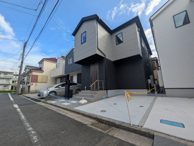 【外観】 | 北園長新築戸建 | 車はもちろんですが、自転車を置けるスペースもあります。
