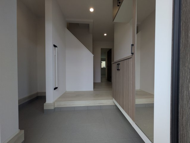 【玄関】 | 北園長新築戸建 | 土間収納もあるため、ベビーカーやゴルフクラブ等が置けます。