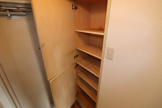 京都市伏見区納所町の賃貸マンションの収納