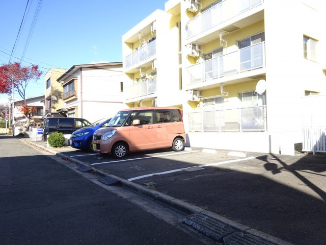 Court Adonis（コートアドニス）の駐車場