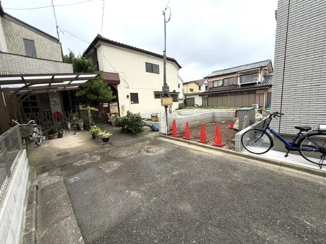 練馬区春日町4丁目　光が丘生活エリア　ZEH水準省エネ邸宅の前面道路含む現地写真