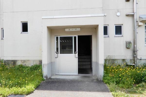 ビレッジハウス安倍2号棟のエントランス