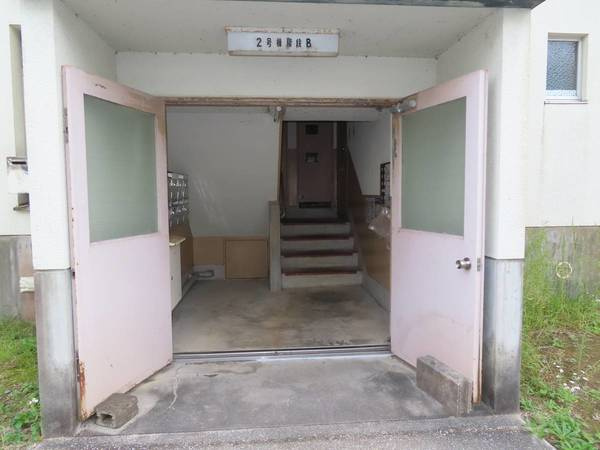 ビレッジハウス青木2号棟のエントランス