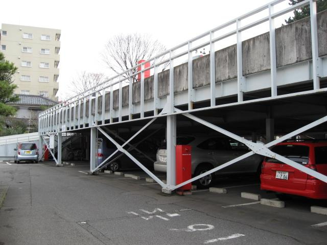 ライフコア笹口の駐車場