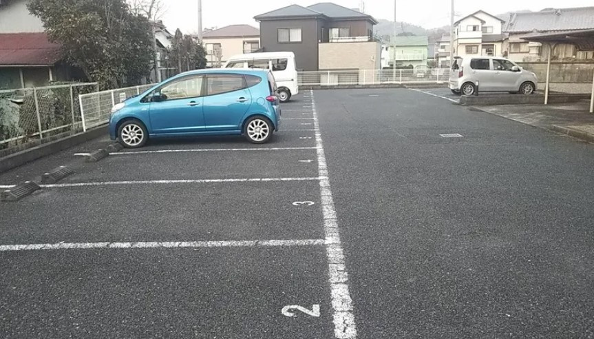 レオパレス海援隊の駐車場