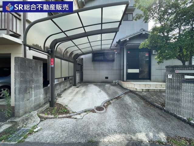 善根寺町5丁目中古戸建の駐車場|お車をお持ちの方には必要な駐車場はカーポート付きです！玄関前には庭もあり自転車・バイクも置けるスペースあります。