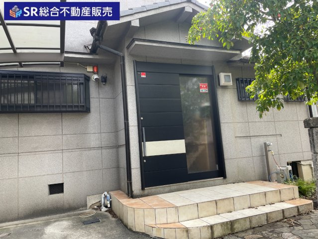善根寺町5丁目中古戸建の玄関|弊社は、工務店と関係強化を徹底し、世界情勢やナフサショックの影響を受けずに材料確保を行い、納期も遅れることがございませんので、心配ご無用です！お気軽にご相談下さい。