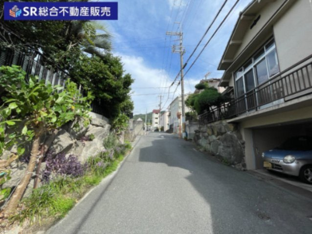 善根寺町5丁目中古戸建の前面道路含む現地写真|中学校・スーパー・コンビニ・ドラッグストアが徒歩10分圏内と近く、山手ながら生活には便利な立地です！