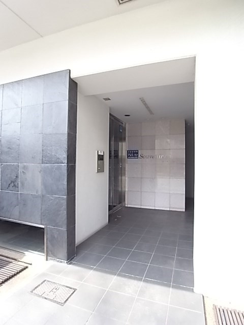 尼崎市開明町３丁目の賃貸マンションのエントランス