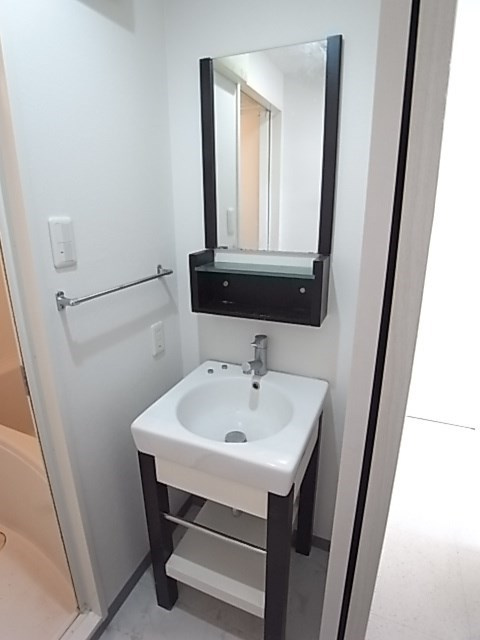 尼崎市開明町３丁目の賃貸マンションの洗面所