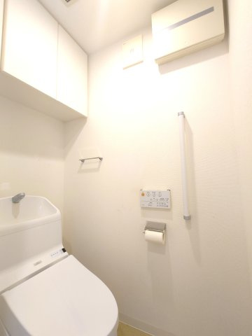 アルファステイツ紫原のトイレ|手すりと収納が付いているトイレの為、長期的な使い勝手も良好です♪